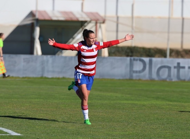 Naima celebrando uno de sus goles con el Granada femenino (JOSÉ ANDRÉS FERNÁNDEZ)