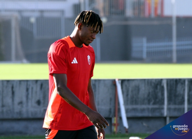 Óscar Naasei en un entrenamiento con el primer equipo del Granada CF (J. PALMA)