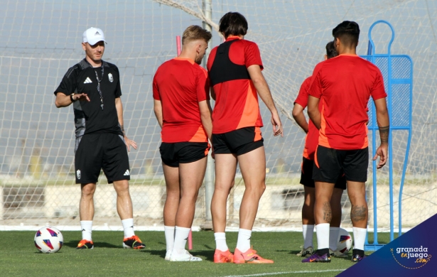 Abascal da instrucciones durante uno de sus primeros entrenamientos (J. PALMA)