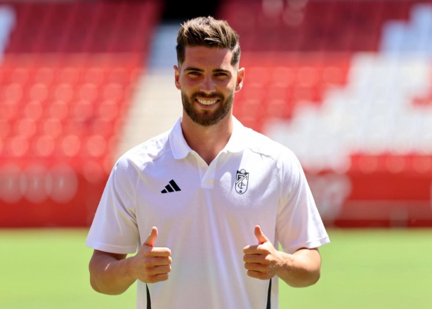 Luca Zidane ha posado sobre el césped de Los Cármenes (JOSÉ ANDRÉS FERNÁNDEZ)