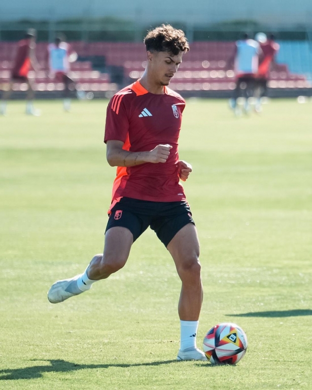 Iker Pérez ya se ha puesto a las órdenes de Jon Erice (GRANADA CF)