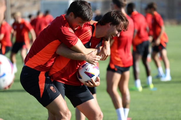 Rubio y Miquel bromean durante un entrenamiento de pretemporada (JORGE AZCOYTIA)