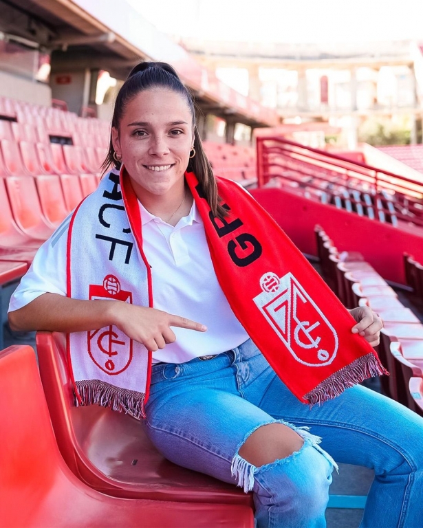 Leles ya posa como rojiblanca en Los Cármenes (GRANADA CF)