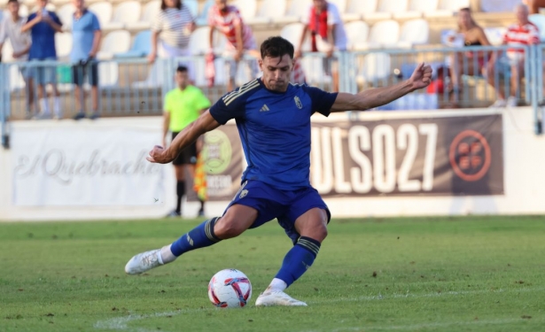 Boyé golpea el balón durante el amistoso contra el Almería (JOSÉ ANDRÉS FERNÁNDEZ)