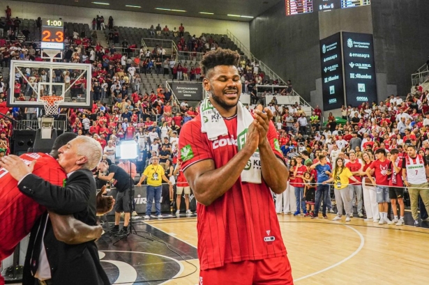 Felicio celebra la permanencia del equipo en la ACB (GRJ)