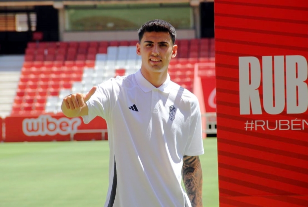 Rubén Sánchez ha posado como nuevo jugador del Granada (J.PALMA)