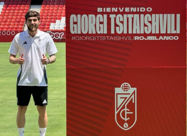 El georgiano ha posado como rojiblanco (JORGE AZCOYTIA)