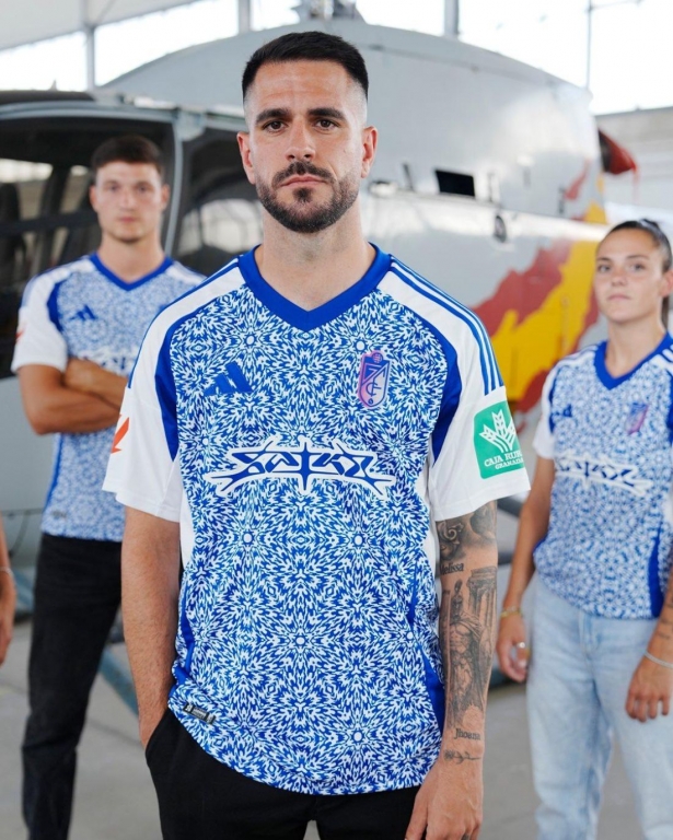 El azul y el blanco, protagonistas en la segunda equipación (GRANADA CF)