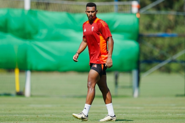 Loïc Williams ya luce el escudo rojiblanco (GRANADA CF)