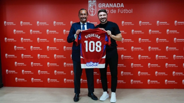 Siqueira recibió un merecido reconocimiento (GRANADA CF)