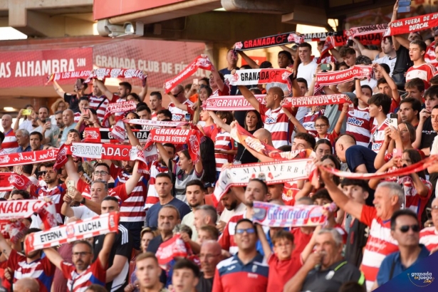 La afición se ha volcado con el Granada (JOSÉ M. BALDOMERO)