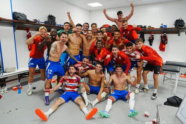 El Granada celebró los tres puntos en el vestuario (GRANADA CF)