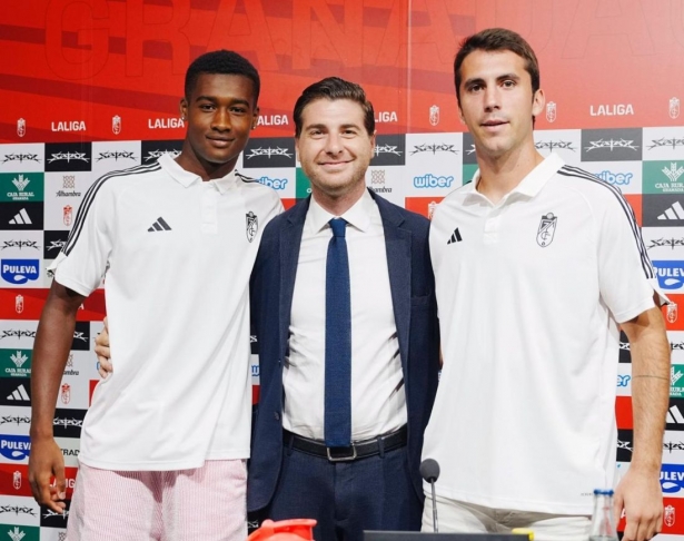 Lama (derecha) junto a Tognozzi y Diao en su presentación (GRANADA CF)