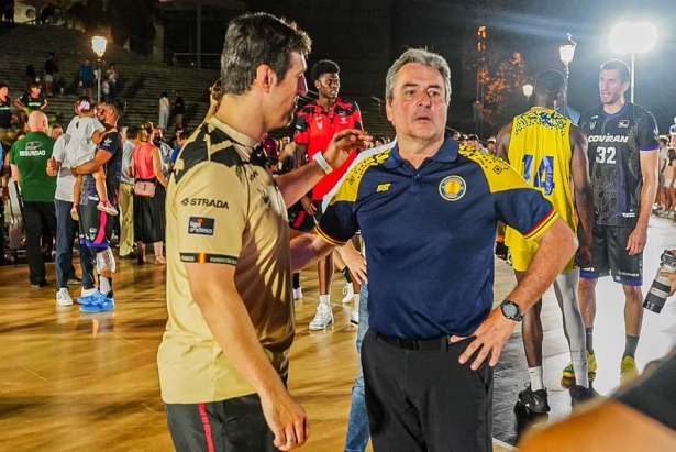 Valdeolmillos dialoga con Pin tras el encuentro (JOSÉ VELASCO)