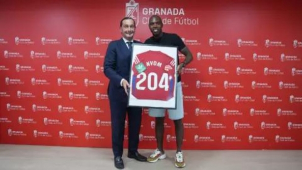 Nyom recibió una camiseta conmemorativa (GRANADA CF)