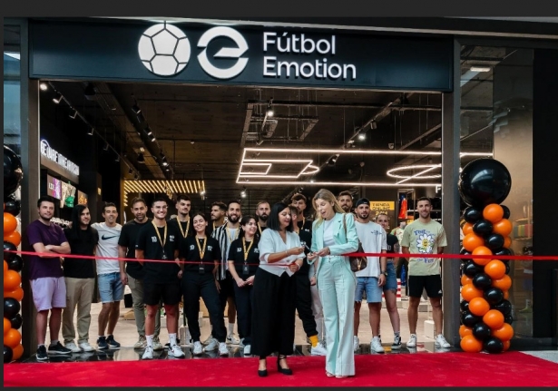 Imagen del momento de inauguración de la tienda de Fútbol Emotion en el CC Nevada Shopping Granada durante la apertura