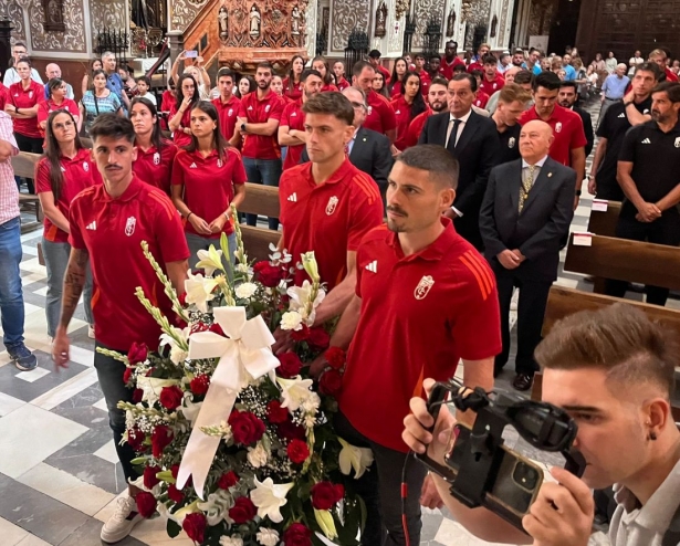 El Granada ha realizado la ofrenda floral (JOSÉ VELASCO)