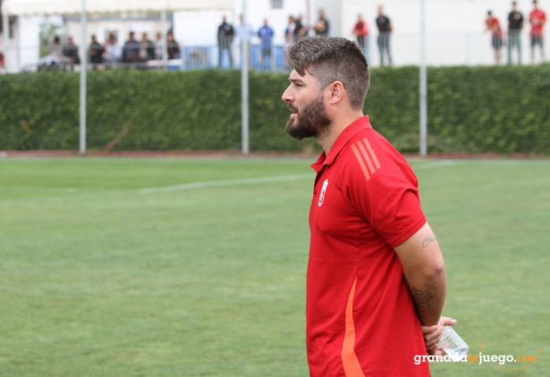 Jon Erice, entrenador del Recreativo Granada, en un momento del encuentro ante el Xerez CF (J. PALMA)