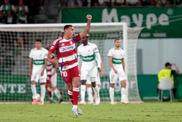 Uzuni celebra el tanto del empate en Elche (LOF)