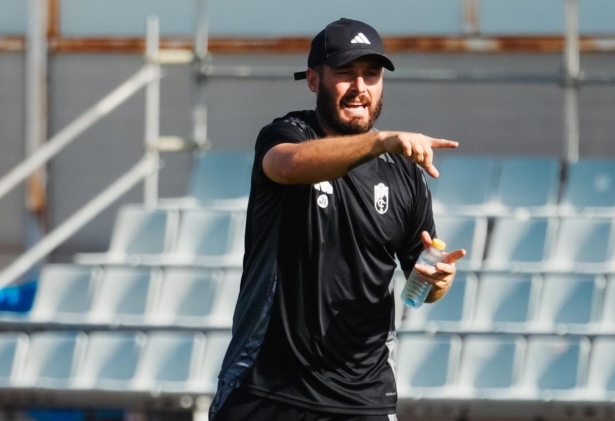Erice sigue trabajando en la mejora de sus jugadores (GRANADA CF)