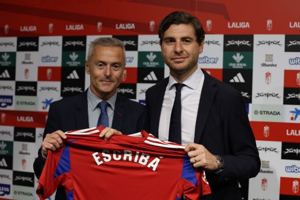 Escribá ha posado como nuevo técnico rojiblanco junto a Tognozzi (J. AZCOYTIA)