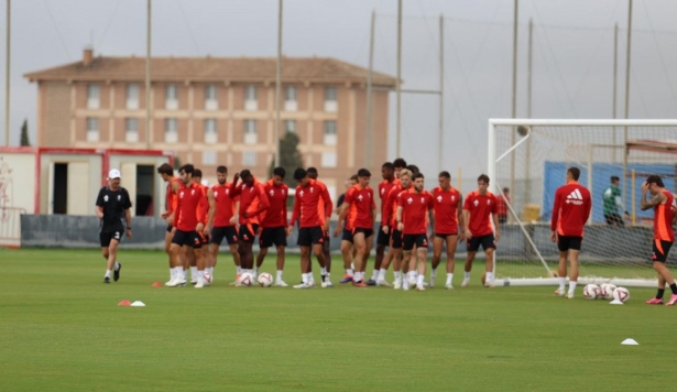 El equipo sigue preparando el partido ante el Burgos (J.AZCOYTIA)