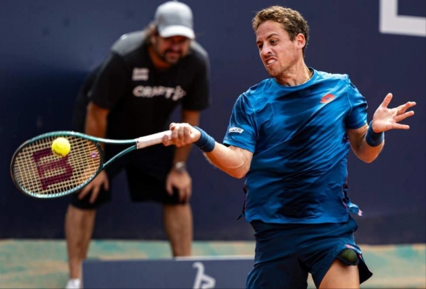 Carballés golpea la bola (GENERALI OPEN / ALEXANDER SCHEUBER)