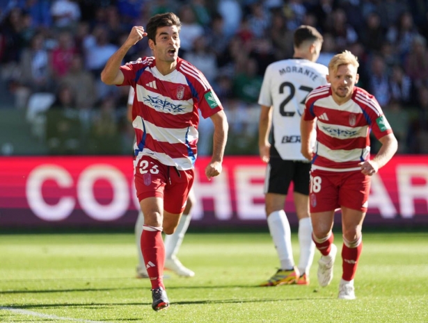 Trigueros, celebrando su primer tanto con el Granada (LOF)