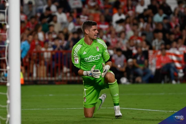 Raúl Fernández se cruza con el Granada (JOSÉ M. BALDOMERO)