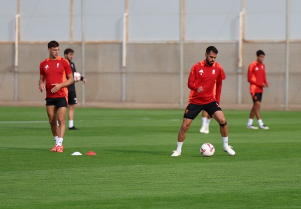 Insua sigue ejercitándose con el grupo (J. AZCOYTIA)