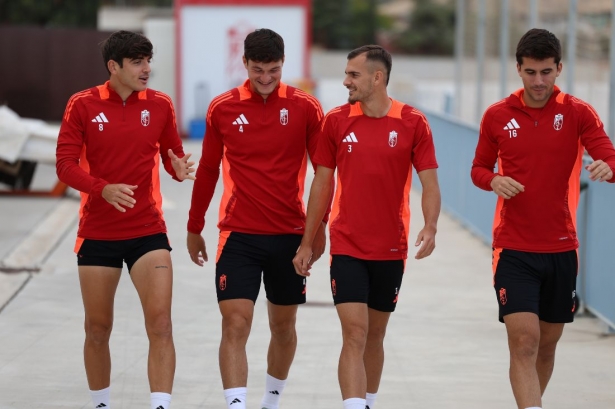 Los jugadores han encarado sonrientes el último entrenamiento de la semana (J. AZCOYTIA)