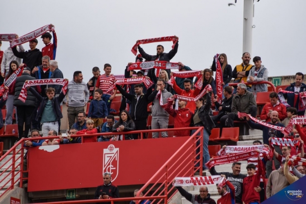 La afición acudirá a Los Cármenes otra jornada más (JOSÉ M. BALDOMERO)