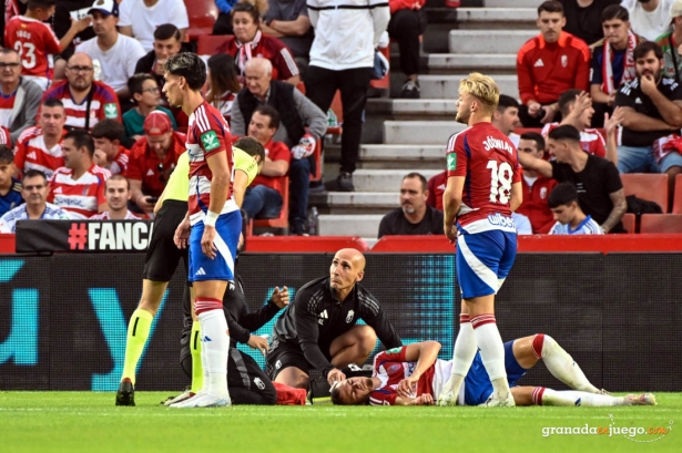 Brau, tras la falta de Theo que supueso la expusión del jugador del Cordoba CF (JOSÉ M. BALDOMERO)