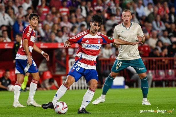 Manu Trigueros, jugador del Granada CF, en el encuentro ante el Córdoba CF (JOSÉ M. BALDOMERO)