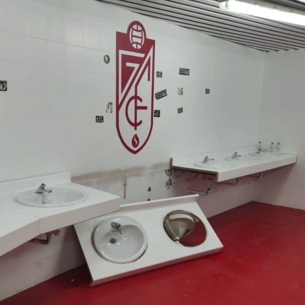 Algunos baños del estadio habían sufrido destrozos (GRANADA CF)
