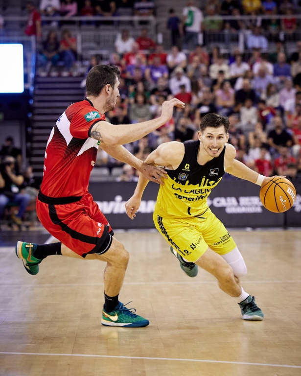Rubén Guerrero defiende a David Krämer (LA LAGUNA TENERIFE) 
