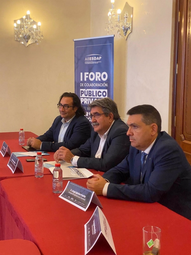 I Foro de colaboración público privada en el marco de los servicios deportivos a las administraciones públicas, con la participación, a la derecha en la imagen, del edil de Deportes de Granada, Jorge Iglesias (AYUNTAMIENTO)