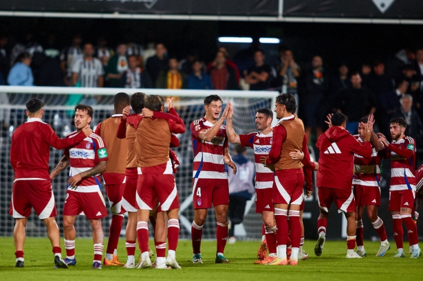 Los jugadores del Granada CF celebran la última victoria ante el CD Castellón (LOF)