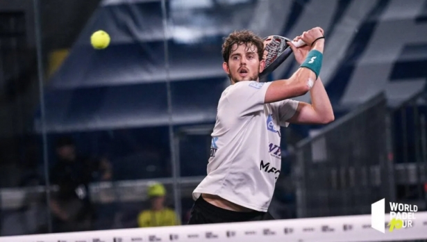 Mike Yanguas golpea la bola (WORLD PADEL TOUR)