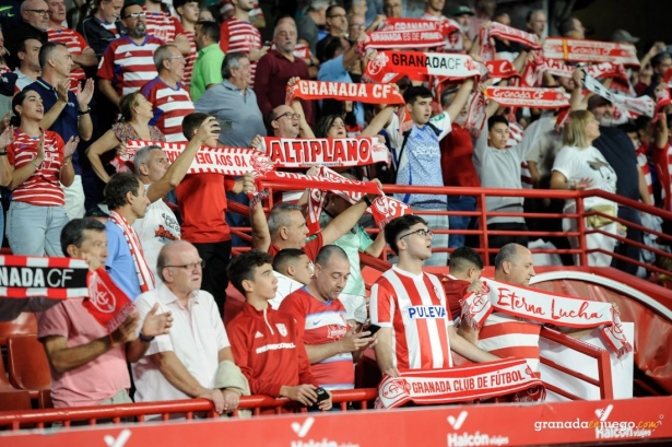 La afición espera una victoria del equipo (JOSÉ M. BALDOMERO)