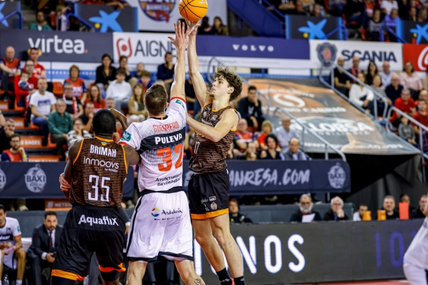 Rubén Guerrero intenta taponar a Saint-Supery (BÁSQUET MANRESA)