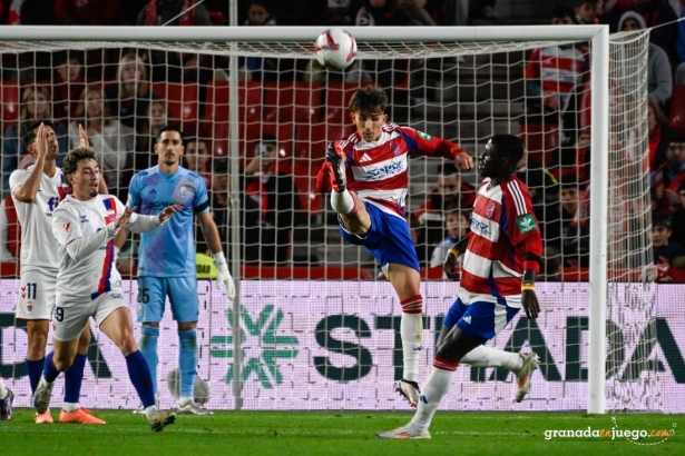 Juanma debutó con buenan nota con el Granada (JOSÉ M. BALDOMERO)