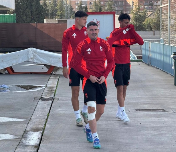 Sergio Ruiz aún luce un aparatoso vendaje en su rodilla (J. AZCOYTIA)
