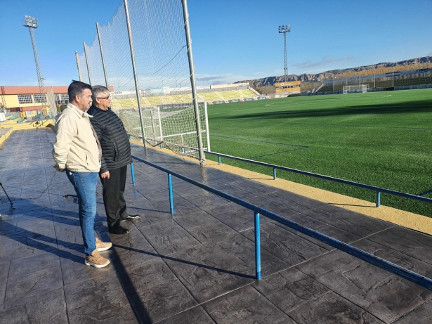 Nuevo césped artificial en el Municipal `Pepe Poyatos` (AYTO. GUADIX)