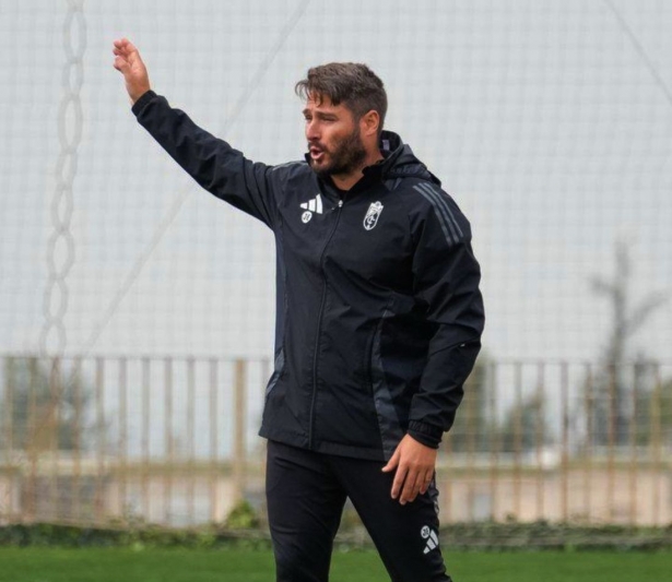 Erice da instrucciones durante un entrenamiento (GRANADA CF)
