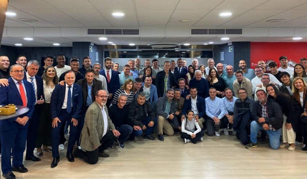 Foto de familia con los miembros de la Federación de peñas y del club (DARIO GUERRERO)