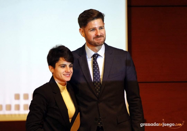 María Pérez Pérez junto a Eric Escobedo tras recibir uno de los galardones (J. PALMA)