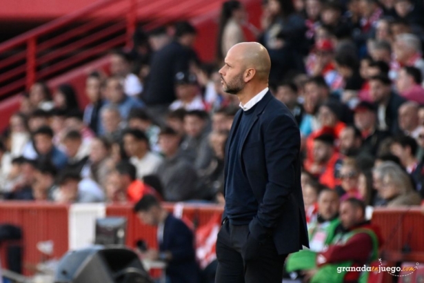 José Alberto, decepcionado con el trabajo de su equipo (JOSÉ M. BALDOMERO)