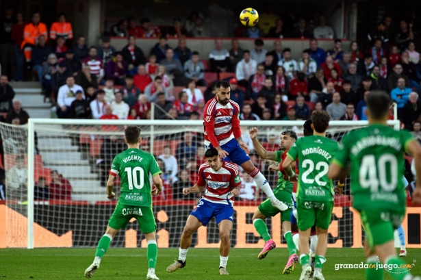 Insua en una acción defensiva en el partido ante el Racing Club (JOSÉ M. BALDOMERO)