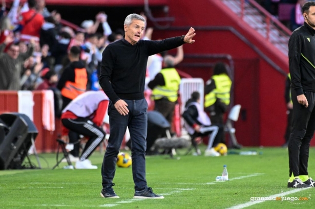 Escribá, dando instrucciones durante el partido (JOSÉ M. BALDOMERO)